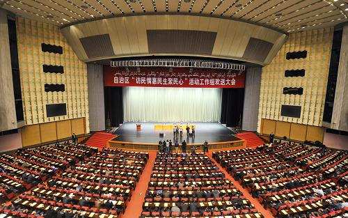 3月2日,首批赴基层服务的干部代表在新疆人民会堂参加欢送大会。当日,新疆维吾尔自治区正式启动20万名机关干部下基层活动,首批7万名干部组成工作组,开始进驻定点村,开展为期一年的“访民情、惠民生、聚民心”活动。新华社记者 江文耀 摄