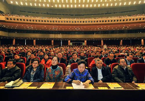 3月2日,首批赴基层服务的干部代表在新疆人民会堂参加欢送大会。新华社记者 江文耀 摄