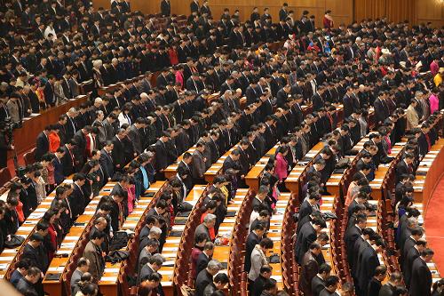 3月3日,中国人民政治协商会议第十二届全国委员会第二次会议在北京人民大会堂开幕。这是全体与会人员为在3月1日晚云南昆明火车站发生的严重暴力恐怖事件中遇难的群众默哀。新华社记者 丁林 摄