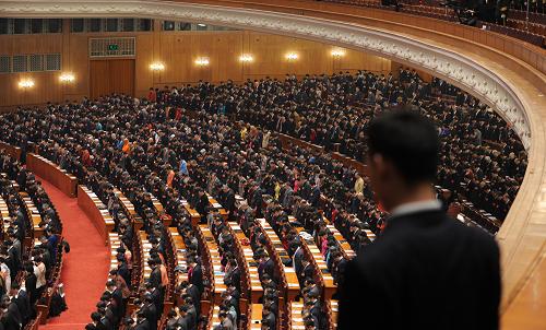 3月3日,中国人民政治协商会议第十二届全国委员会第二次会议在北京人民大会堂开幕。全体与会人员为在3月1日晚云南昆明火车站发生的严重暴力恐怖事件中遇难的群众默哀。 新华社记者 谢环驰 摄