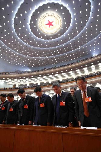 3月3日,中国人民政治协商会议第十二届全国委员会第二次会议在北京人民大会堂开幕。全体与会人员为在3月1日晚云南昆明火车站发生的严重暴力恐怖事件中遇难的群众默哀。新华社记者 庞兴雷 摄