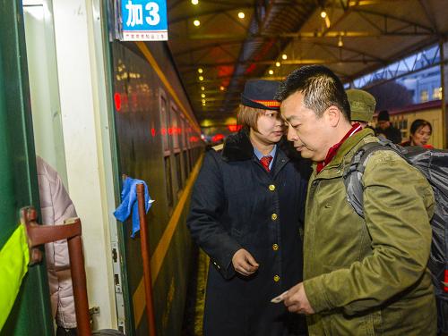 3月3日,一位新疆维吾尔自治区的机关干部准备登上乌鲁木齐开往和田的5826次列车。新华社记者 赵戈 摄