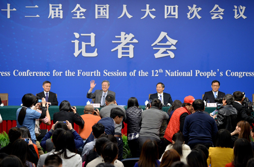 3月12日,十二届全国人大四次会议新闻中心举行记者会,邀请中国人民银行行长周小川、副行长易纲、副行长兼国家外汇管理局局长潘功胜、副行长范一飞就“金融改革与发展”的相关问题回答中外记者的提问。 3月12日,十二届全国人大四次会议新闻中心举行记者会,邀请中国人民银行行长周小川、副行长易纲、副行长兼国家外汇管理局局长潘功胜、副行长范一飞就“金融改革与发展”的相关问题回答中外记者的提问。