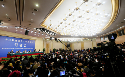3月12日,十二届全国人大四次会议新闻中心举行记者会,邀请中国人民银行行长周小川、副行长易纲、副行长兼国家外汇管理局局长潘功胜、副行长范一飞就“金融改革与发展”的相关问题回答中外记者的提问。 3月12日,十二届全国人大四次会议新闻中心举行记者会,邀请中国人民银行行长周小川、副行长易纲、副行长兼国家外汇管理局局长潘功胜、副行长范一飞就“金融改革与发展”的相关问题回答中外记者的提问。