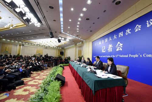 3月12日,十二届全国人大四次会议新闻中心举行记者会,邀请中国人民银行行长周小川、副行长易纲、副行长兼国家外汇管理局局长潘功胜、副行长范一飞就“金融改革与发展”的相关问题回答中外记者的提问。 3月12日,十二届全国人大四次会议新闻中心举行记者会,邀请中国人民银行行长周小川、副行长易纲、副行长兼国家外汇管理局局长潘功胜、副行长范一飞就“金融改革与发展”的相关问题回答中外记者的提问。