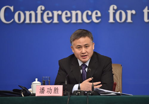 这是潘功胜在回答记者提问。 这是潘功胜在回答记者提问。