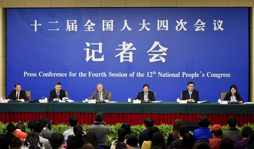 3月12日,十二届全国人大四次会议新闻中心举行记者会,邀请中国人民银行行长周小川、副行长易纲、副行长兼国家外汇管理局局长潘功胜、副行长范一飞就“金融改革与发展”的相关问题回答中外记者的提问。 3月12日,十二届全国人大四次会议新闻中心举行记者会,邀请中国人民银行行长周小川、副行长易纲、副行长兼国家外汇管理局局长潘功胜、副行长范一飞就“金融改革与发展”的相关问题回答中外记者的提问。